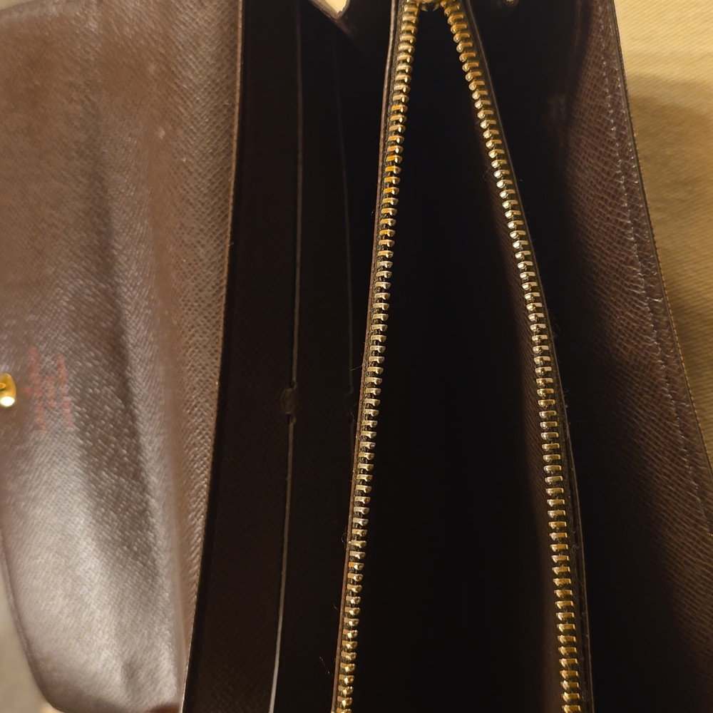 Louis Vuitton wallet in iconic Damier Ebene coated canvas with gold hardware - Picture 10 of 12